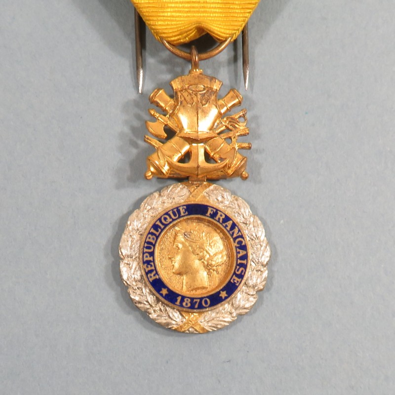 FRANCE ORDRE DE LA MEDAILLE MILITAIRE 3 ème REPUBLIQUE VALEUR ET DISCIPLINE EN ARGENT DANS SA BOITE CARTON