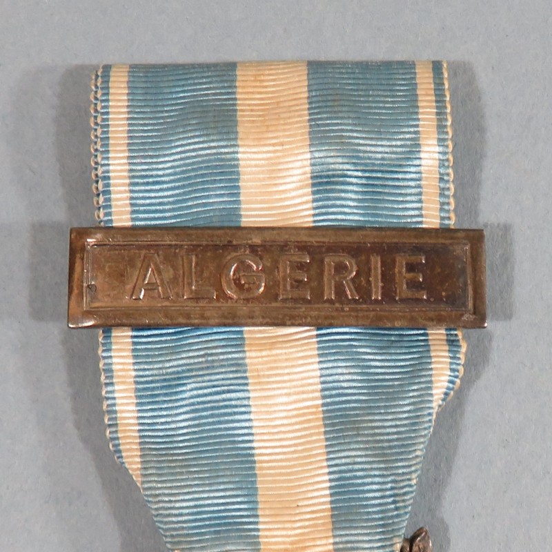 MEDAILLE COLONIALE BELIERE BIFACE AVEC BARRETTE ALGERIE A CLAPET FABRICATION MERCIER 1895 - 1913