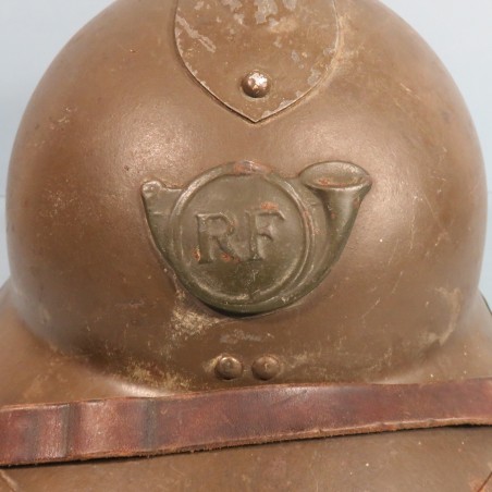 CASQUE FRANCAIS MODELE 1926 POUR LES CHASSEURS ALPINS OU A PIED INSIGNE CHASSEUR MODELE 1915 DUCELLIER 1938 PARIS
