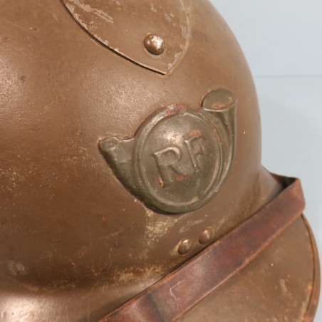 CASQUE FRANCAIS MODELE 1926 POUR LES CHASSEURS ALPINS OU A PIED INSIGNE CHASSEUR MODELE 1915 DUCELLIER 1938 PARIS