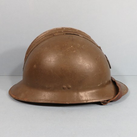 CASQUE FRANCAIS MODELE 1926 POUR LES CHASSEURS ALPINS OU A PIED INSIGNE CHASSEUR MODELE 1915 DUCELLIER 1938 PARIS