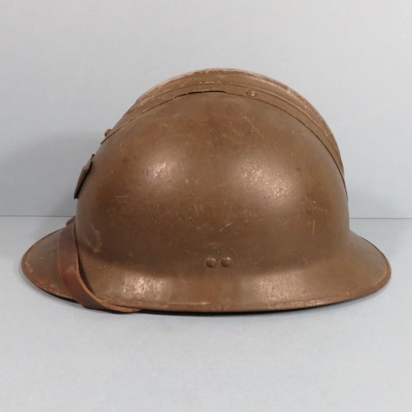 CASQUE FRANCAIS MODELE 1926 POUR LES CHASSEURS ALPINS OU A PIED INSIGNE CHASSEUR MODELE 1915 DUCELLIER 1938 PARIS