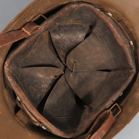CASQUE FRANCAIS MODELE 1926 POUR LES CHASSEURS ALPINS OU A PIED INSIGNE CHASSEUR MODELE 1915 DUCELLIER 1938 PARIS