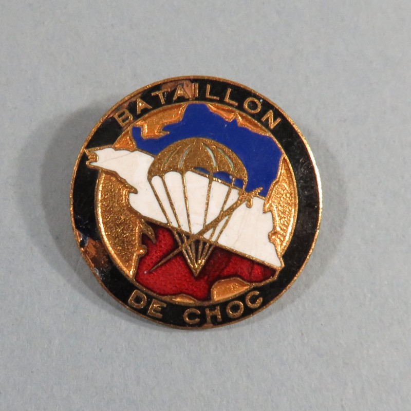 INSIGNE MILITAIRE 1 er BATAILLON DE CHOC PARACHUTISTES FABRICATION ARAVIT & P. ANNEES 1950