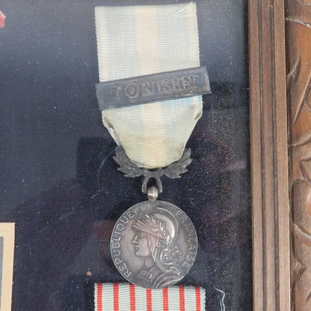 CADRE SOUVENIR D'UN CHASSEUR ALPIN ANCIEN DE LA LA GUERRE 1914 1918 MEDAILLE COLONIALE BARRETTE TONKIN ORIENT