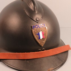 CASQUE MODELE 1926 AVEC INSIGNE DE POLICE ET PEINTURE BLEU NUIT DES ANNEES 1960 MAI 1968