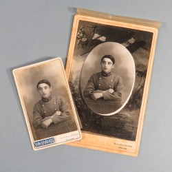 ENSEMBLE DE 2 PHOTOS D'UN SOLDAT DU 8 REGIMENT D'INFANTERIE COLONIALE  FORMAT 16.5 X 11 cm ET CDV GUERRE 1914 1918