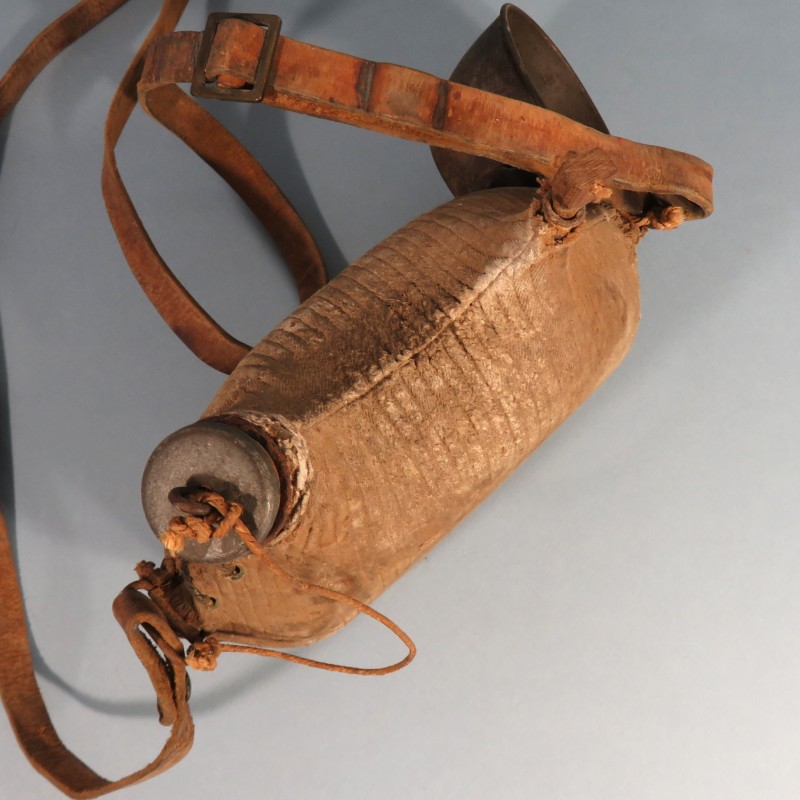 GOURDE BIDON DE 2 LITRES MODELE 1877 RECOUVERTE DE TISSU COTELE BEIGE AVEC QUART POILUS DE LA GUERRE DE 1914-1918