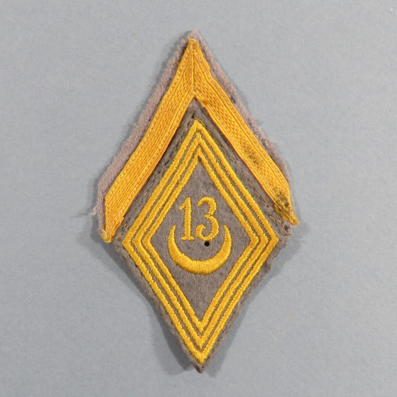 INSIGNE LOSANGE DE BRAS MODELE 1945 AVEC GRADE DE CAPORAL DU 13 ème REGIMENT DE TIRAILLEURS ALGERIENS RTA