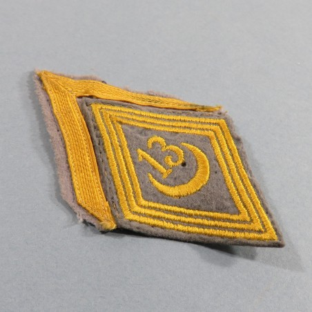 INSIGNE LOSANGE DE BRAS MODELE 1945 AVEC GRADE DE CAPORAL DU 13 ème REGIMENT DE TIRAILLEURS ALGERIENS RTA