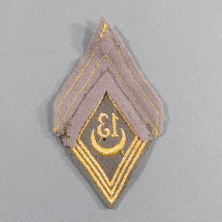 INSIGNE LOSANGE DE BRAS MODELE 1945 AVEC GRADE DE CAPORAL DU 13 ème REGIMENT DE TIRAILLEURS ALGERIENS RTA