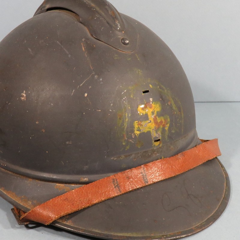 CASQUE ADRIAN MODELE 1915 COMPLET GUERRE 1914-1918 CROIX DE LORRAINE JAUNE PEINTE SUR LE DEVANT JUS DE GRENIER