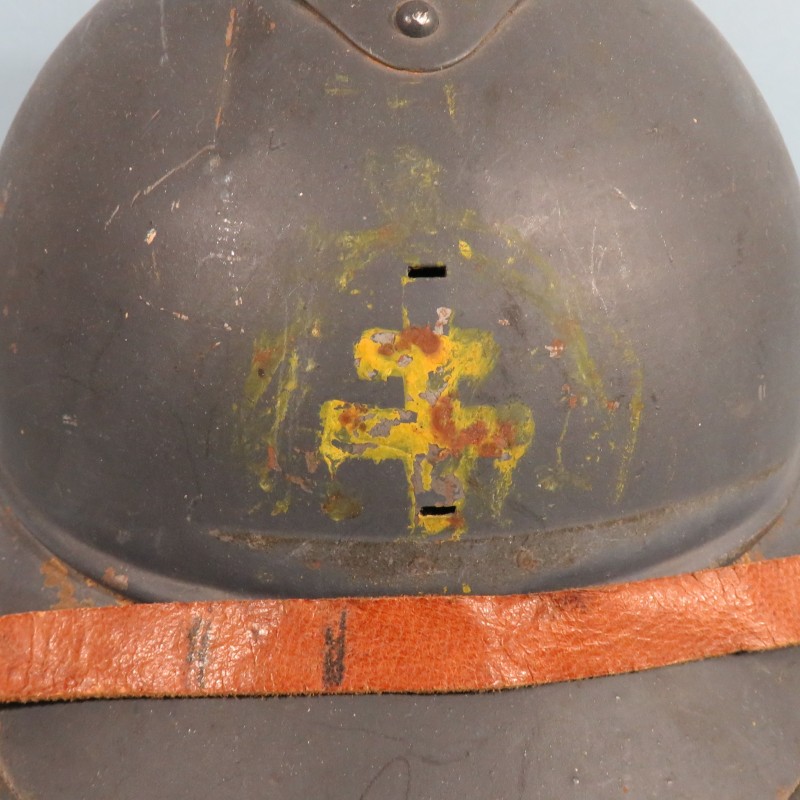 CASQUE ADRIAN MODELE 1915 COMPLET GUERRE 1914-1918 CROIX DE LORRAINE JAUNE PEINTE SUR LE DEVANT JUS DE GRENIER