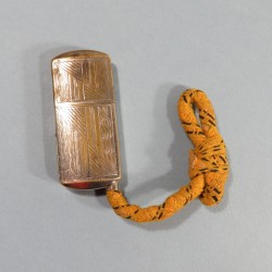 BRIQUET DE POILUS A ESSENCE ET A MECHE AMADOU COMPLET AVEC SA TAXE SOUVENIR MILITAIRE