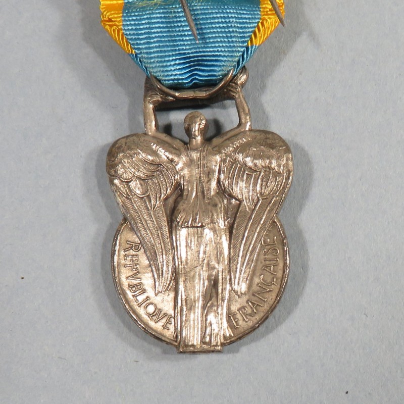 MEDAILLE D'OFFICIER DU MERITE SPORTIF EN ARGENT 1956 - 1963 EN BOITE