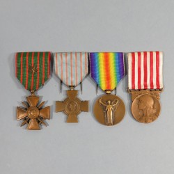 ENSEMBLE DE 4 MEDAILLES DE LA GUERRE 1914 1918 SUR BARRETTE A BOULES CROIX DE GUERRE COMBATTANT INTERALLIEE GRANDE GUERRE