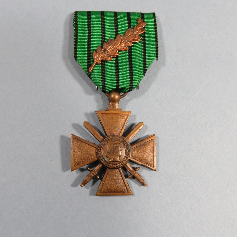 CROIX DE GUERRE DATEE AU DOS 1939-1940 RUBAN DE VICHY AVEC UNE PALME POUR UNE CITATION A L'ORDRE DE L'ARMEE CAMPAGNE 1939-40