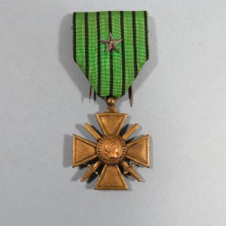 CROIX DE GUERRE DATEE AU DOS 1939-1940 RUBAN DE VICHY AVEC UNE ETOILE POUR UNE CITATION A L'ORDRE DU REGIMENT CAMPAGNE 1939-40