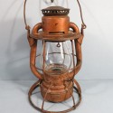 LAMPE A PETROLE DE CAMPEMENT US DATEE 1921 FABRICATION DIETZ VESTA NEW-YORK USA
