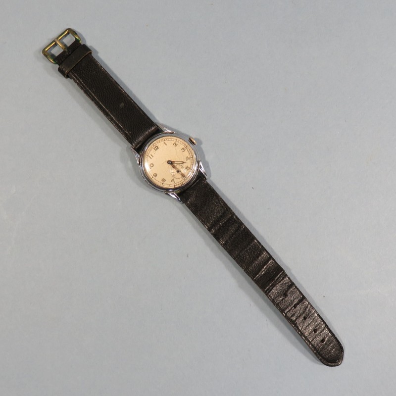 MONTRE D'OFFICIER FABRICATION CIVIL DES ANNEES 1940 - 1950 NON MARQUE FOND ACIER INOXIDABLE PETITES SECONDES BRACELET CUIR NOIR