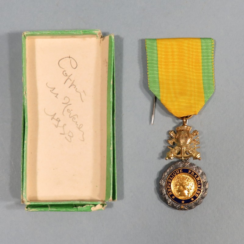 FRANCE MEDAILLE MILITAIRE 4 ème REPUBLIQUE VALEUR ET DISCIPLINE EN BOITE MARQUEE D'UN GENDARME EN 1953