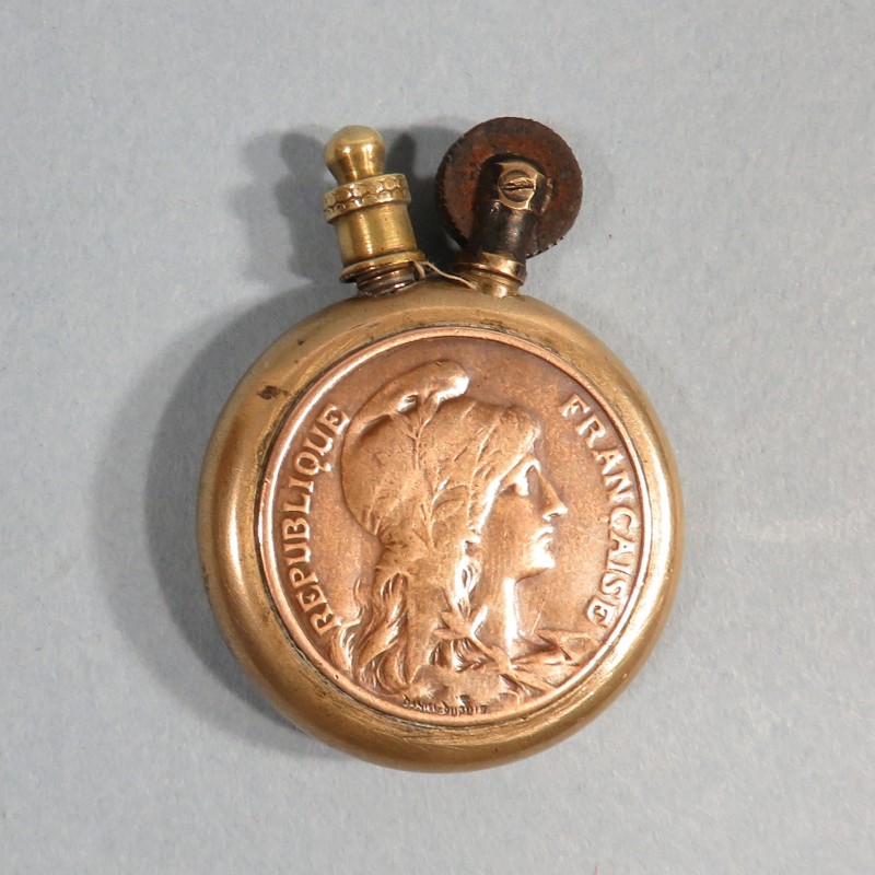 BRIQUET DE POILUS FRANCO ANGLAIS AVEC PIECES DE MONNAIES ARTISANAT DE TRANCHEE SOUVENIR DE LA GUERRE 1914 1918