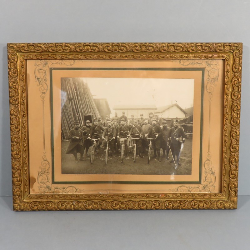 GRANDE PHOTO ENCADREE D'UN GROUPE DE CYCLISTES DES BATAILLONS DE CHASSEURS A PIEDS OU INFANTERIE GUERRE 1914 1918