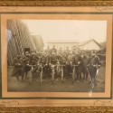 GRANDE PHOTO ENCADREE D'UN GROUPE DE CYCLISTES DES BATAILLONS DE CHASSEURS A PIEDS OU INFANTERIE GUERRE 1914 1918