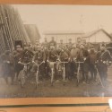 GRANDE PHOTO ENCADREE D'UN GROUPE DE CYCLISTES DES BATAILLONS DE CHASSEURS A PIEDS OU INFANTERIE GUERRE 1914 1918