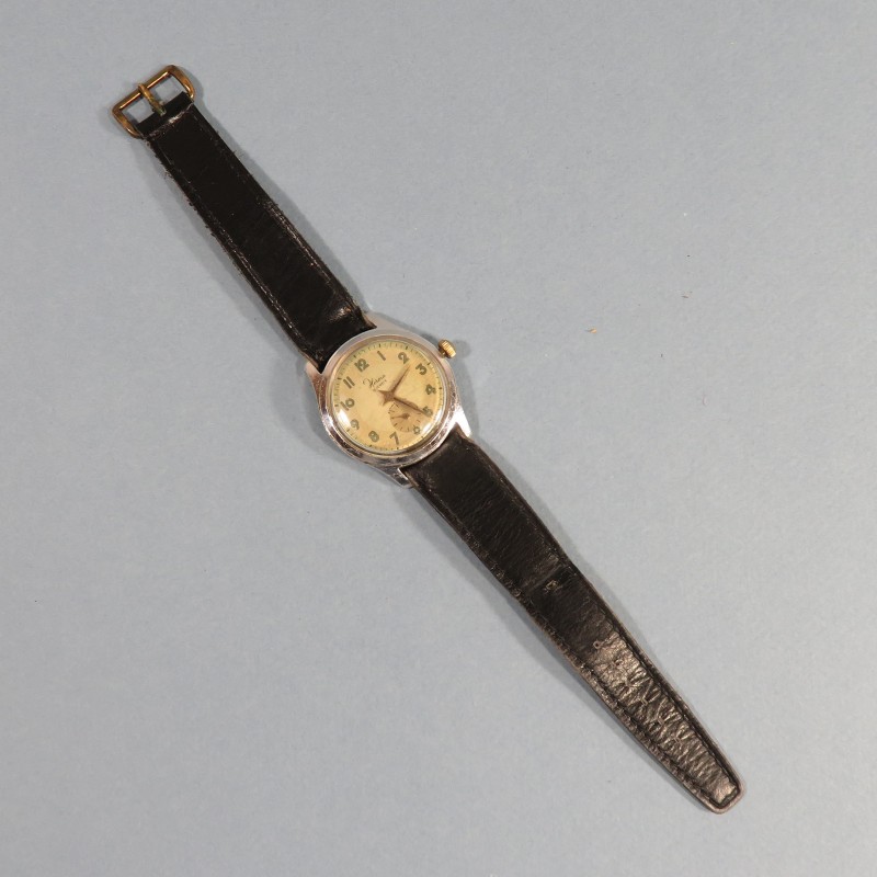 MONTRE D'OFFICIER FABRICATION DES ANNEES 1940 - 1950 HERMA 15 JEWELS PETITES SECONDES TYPE MILITAIRE BRACELET CUIR NOIR