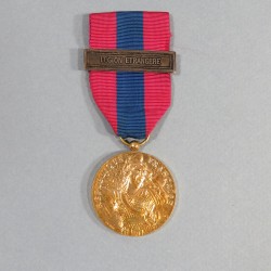 FRANCE MEDAILLE DE LA DEFENSE NATIONALE FRANCAISE CLASSE BRONZE AVEC BARRETTE DEE LA LEGION ETRANGERE