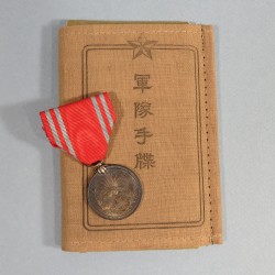 JAPON MEDAILLE DE LA CROIX ROUGE CLASSE ARGENT POUR INFIRMIERE AVEC SON LIVRET