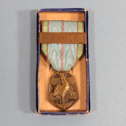 MEDAILLE COMMEMORATIVE GUERRE 1939-1945 ARMEE DE LIBERATION AVEC BARRETTE FRANCE EN BOITE CARTON