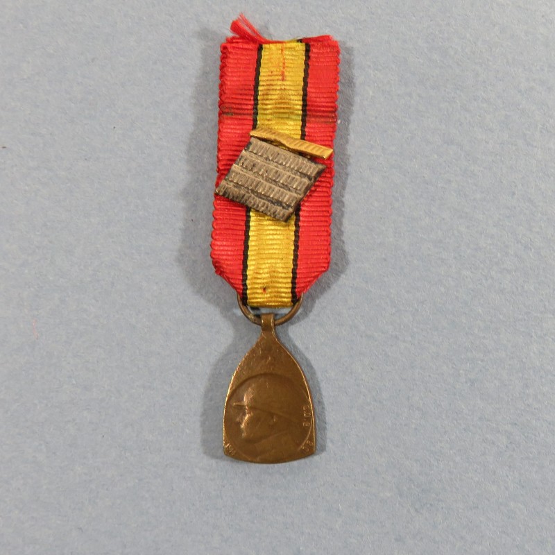 BELGIQUE REDUCTION DE LA MEDAILLE COMMEMORATIVE DE LA GUERRE 1914 1918 AVEC BARRETTES °