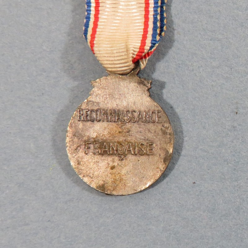 FRANCE REDUCTION DE LA MEDAILLE CLASSE ARGENT DE LA RECONNAISSANCE FRANCAISE PREMIER TYPE AVEC ETOILE