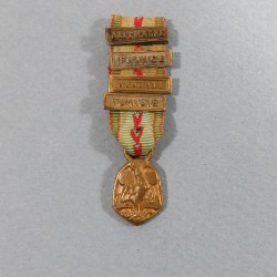 FRANCE REDUCTION DE LA MEDAILLE COMMEMORATIVE DE LA GUERRE 1939 1945 AVEC 4 BARRETTES LIBERATION °