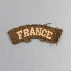BANDE OU TITRE DE BRAS OU D'EPAULE FRANCE ARMEE DE LIBERATION FIL BLANC SUR FOND KAKI LOT AFAT 1944 1945