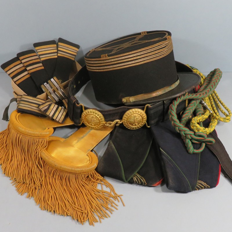 ENSEMBLE D'UN LIEUTENANT-COLONEL DU SERVICE DES POUDRES 1940 1950 KEPI EPAULETTES ET CEINTURON 1931 EPAULETTES GRADES ET CALOTS