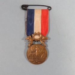 FRANCE MEDAILLE D'HONNEUR POUR ACTE DE COURAGE ET DEVOUEMENT MODELE 4 ET 5 ème REPUBLIQUE MINISTERE DE L'INTERIEUR CLASSE BRONZE