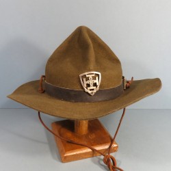 CHAPEAU SCOUT 4 BOSSES DE TYPE CANADIEN OU USMC FABRICATION ANNEES 1960-1970 AVEC INSIGNE SF SCOUTS DE FRANCE