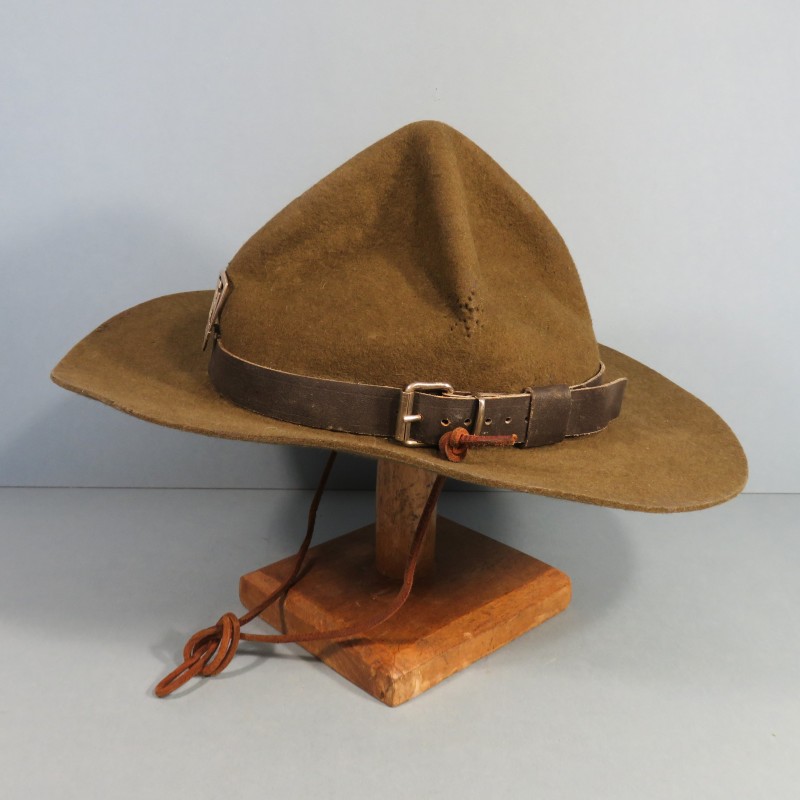 CHAPEAU SCOUT 4 BOSSES DE TYPE CANADIEN OU USMC FABRICATION ANNEES 1960-1970 AVEC INSIGNE SDF SCOUTS DE FRANCE