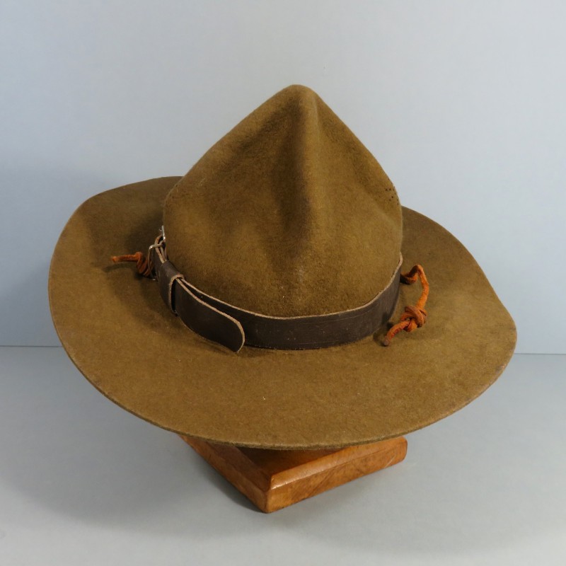 CHAPEAU SCOUT 4 BOSSES DE TYPE CANADIEN OU USMC FABRICATION ANNEES 1960-1970 AVEC INSIGNE SDF SCOUTS DE FRANCE