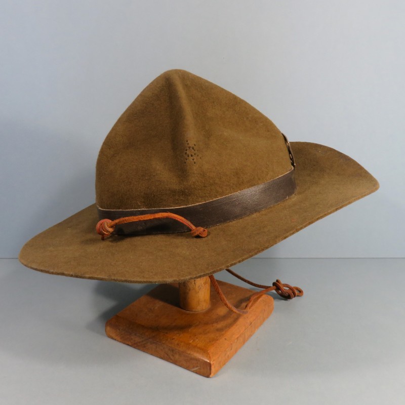 CHAPEAU SCOUT 4 BOSSES DE TYPE CANADIEN OU USMC FABRICATION ANNEES 1960-1970 AVEC INSIGNE SDF SCOUTS DE FRANCE