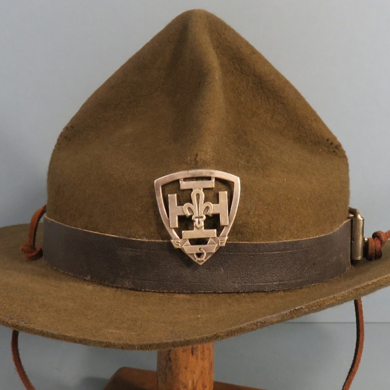CHAPEAU SCOUT 4 BOSSES DE TYPE CANADIEN OU USMC FABRICATION ANNEES 1960-1970 AVEC INSIGNE SDF SCOUTS DE FRANCE