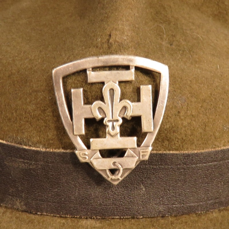 CHAPEAU SCOUT 4 BOSSES DE TYPE CANADIEN OU USMC FABRICATION ANNEES 1960-1970 AVEC INSIGNE SDF SCOUTS DE FRANCE