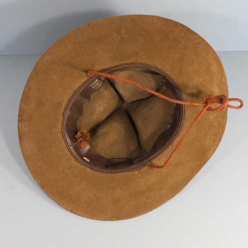 CHAPEAU SCOUT 4 BOSSES DE TYPE CANADIEN OU USMC FABRICATION ANNEES 1960-1970 AVEC INSIGNE SDF SCOUTS DE FRANCE