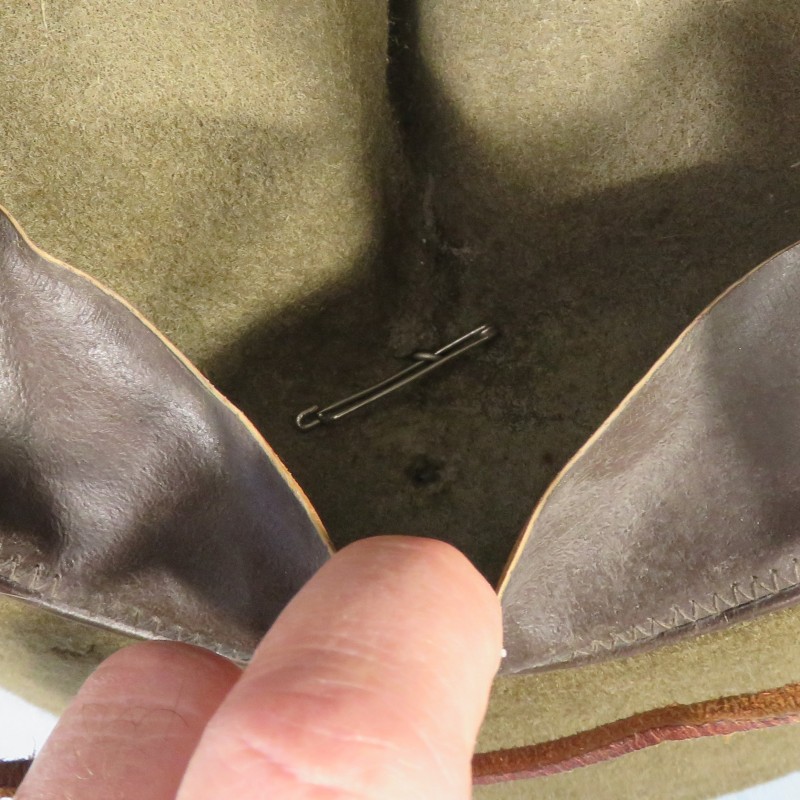 CHAPEAU SCOUT 4 BOSSES DE TYPE CANADIEN OU USMC FABRICATION ANNEES 1960-1970 AVEC INSIGNE SDF SCOUTS DE FRANCE