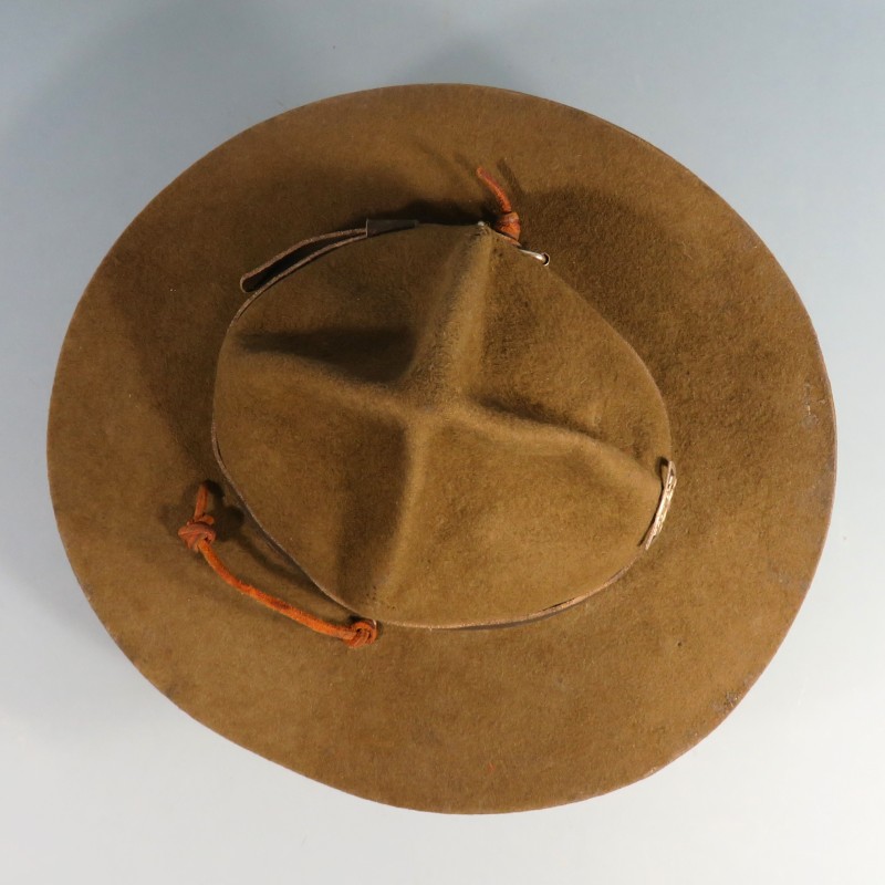 CHAPEAU SCOUT 4 BOSSES DE TYPE CANADIEN OU USMC FABRICATION ANNEES 1960-1970 AVEC INSIGNE SDF SCOUTS DE FRANCE