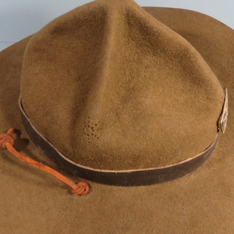 CHAPEAU SCOUT 4 BOSSES DE TYPE CANADIEN OU USMC FABRICATION ANNEES 1960-1970 AVEC INSIGNE SDF SCOUTS DE FRANCE