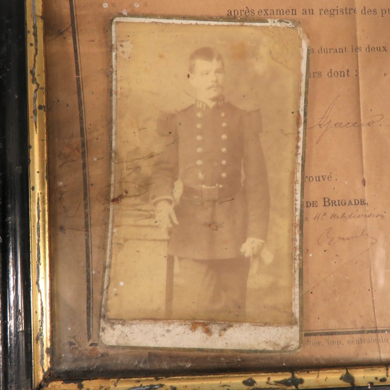 CADRE ET PHOTOT CERTIFICAT DE BONNE CONDUITE Au 141 ème REGIMENT DE LIGNE D'UN CAPORAL DATE 1885
